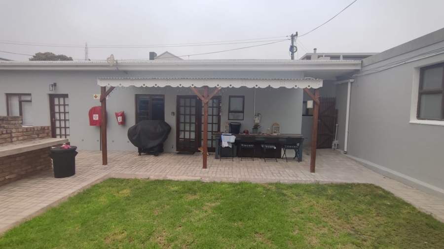 2 Bedroom Property for Sale in Stilbaai Oos Western Cape